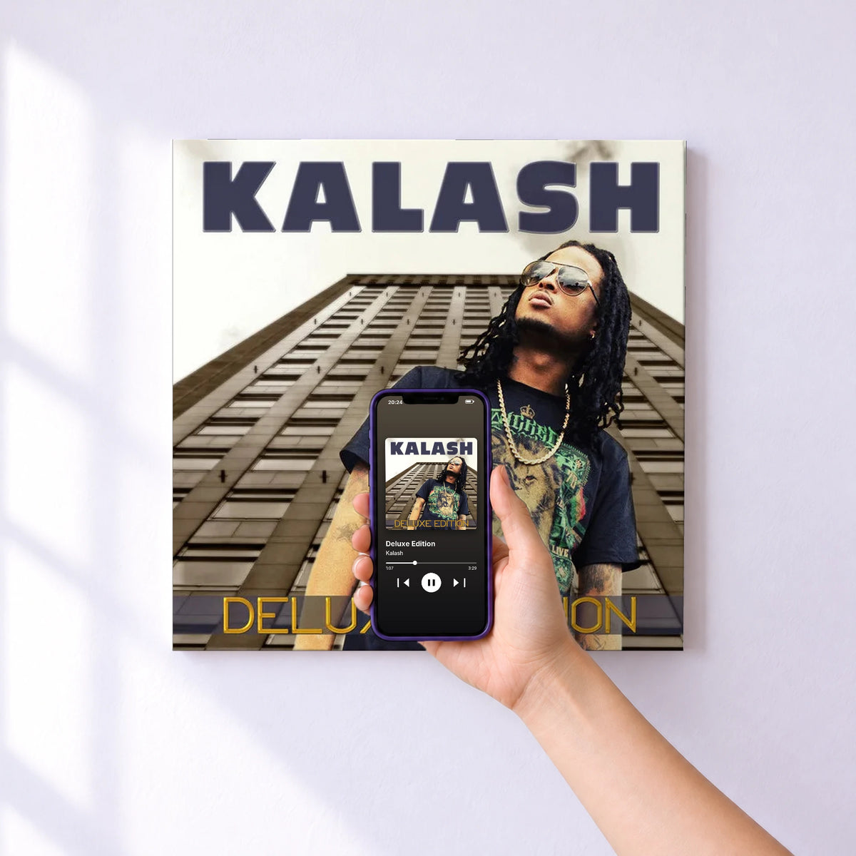 Affiche connectée Deluxe Edition de Kalash au mur : l'album se lance en approchant le téléphone