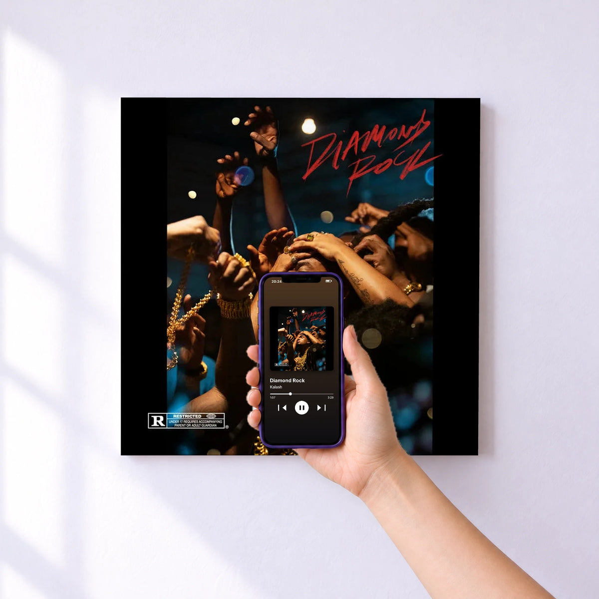 Affiche connectée Diamond Rock de Kalash au mur : l'album se lance en approchant le téléphone