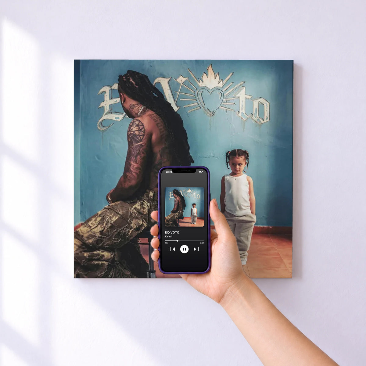 Affiche connectée EX-VOTO de Kalash au mur : l'album se lance en approchant le téléphone