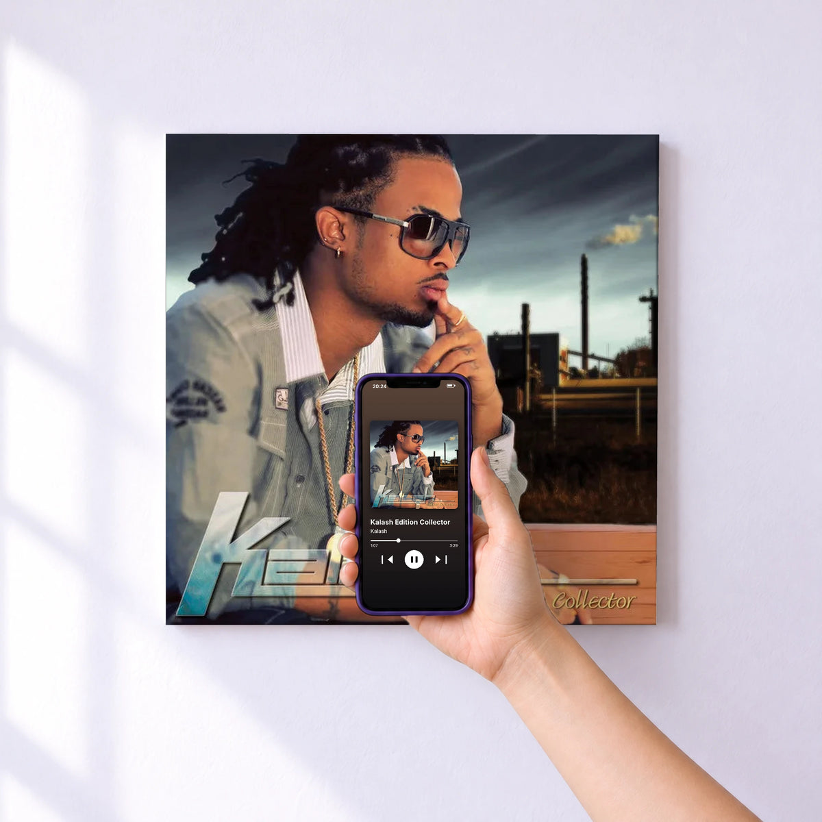Affiche connectée Kalash Edition Collector de Kalash au mur : l'album se lance en approchant le téléphone