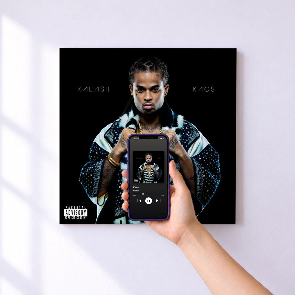 Affiche connectée Kaos de Kalash au mur : l'album se lance en approchant le téléphone