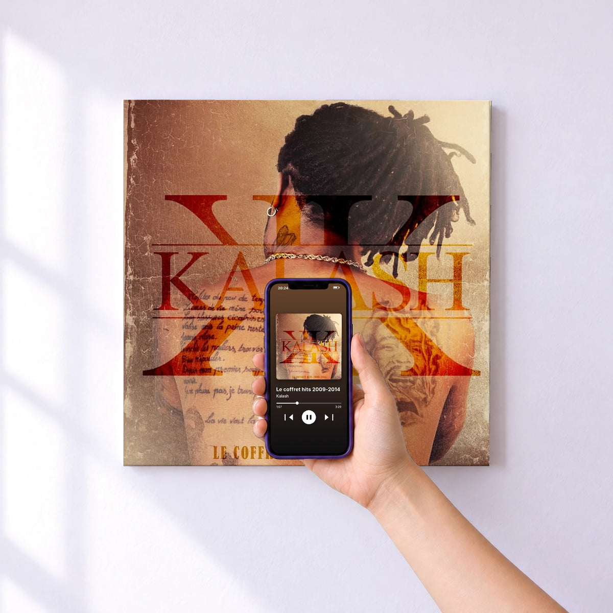 Affiche connectée Le coffret hits 2009-2014 de Kalash au mur : l'album se lance en approchant le téléphone