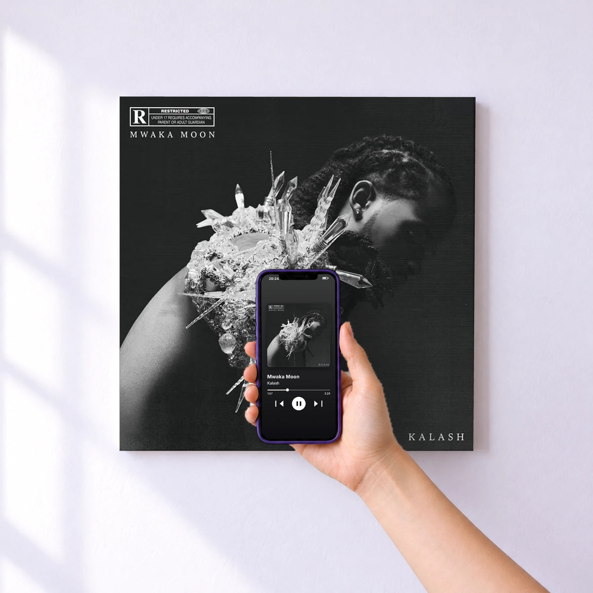 Affiche connectée Mwaka Moon de Kalash au mur : l'album se lance en approchant le téléphone
