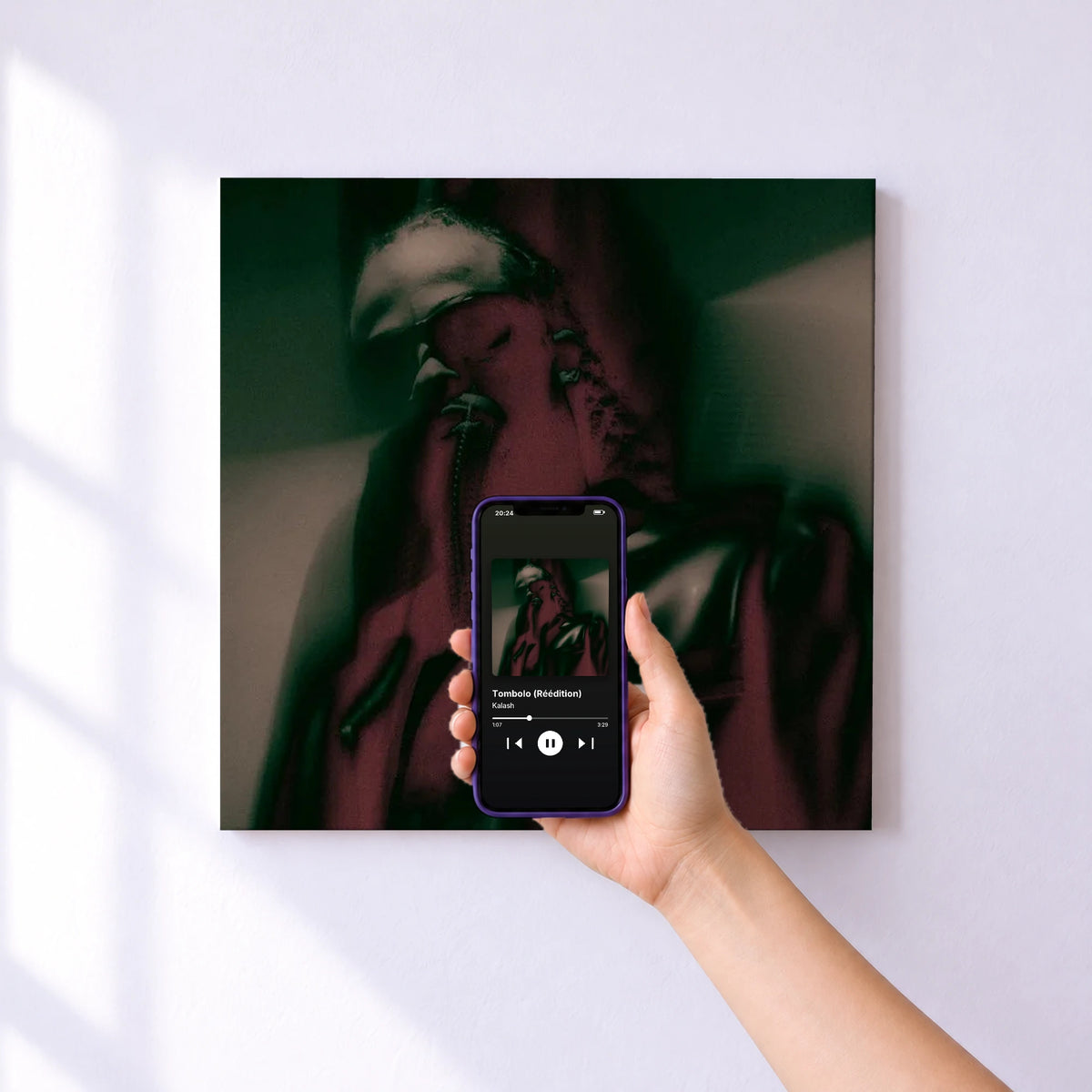 Affiche connectée Tombolo (Réédition) de Kalash au mur : l'album se lance en approchant le téléphone