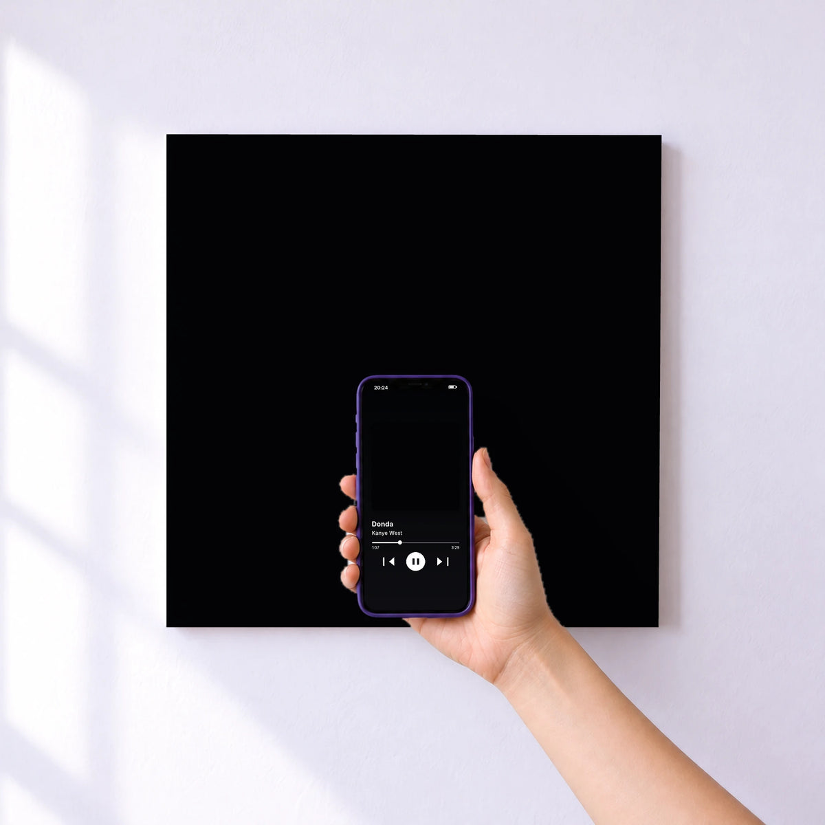 Affiche connectée Donda de Kanye West au mur : l'album se lance en approchant le téléphone