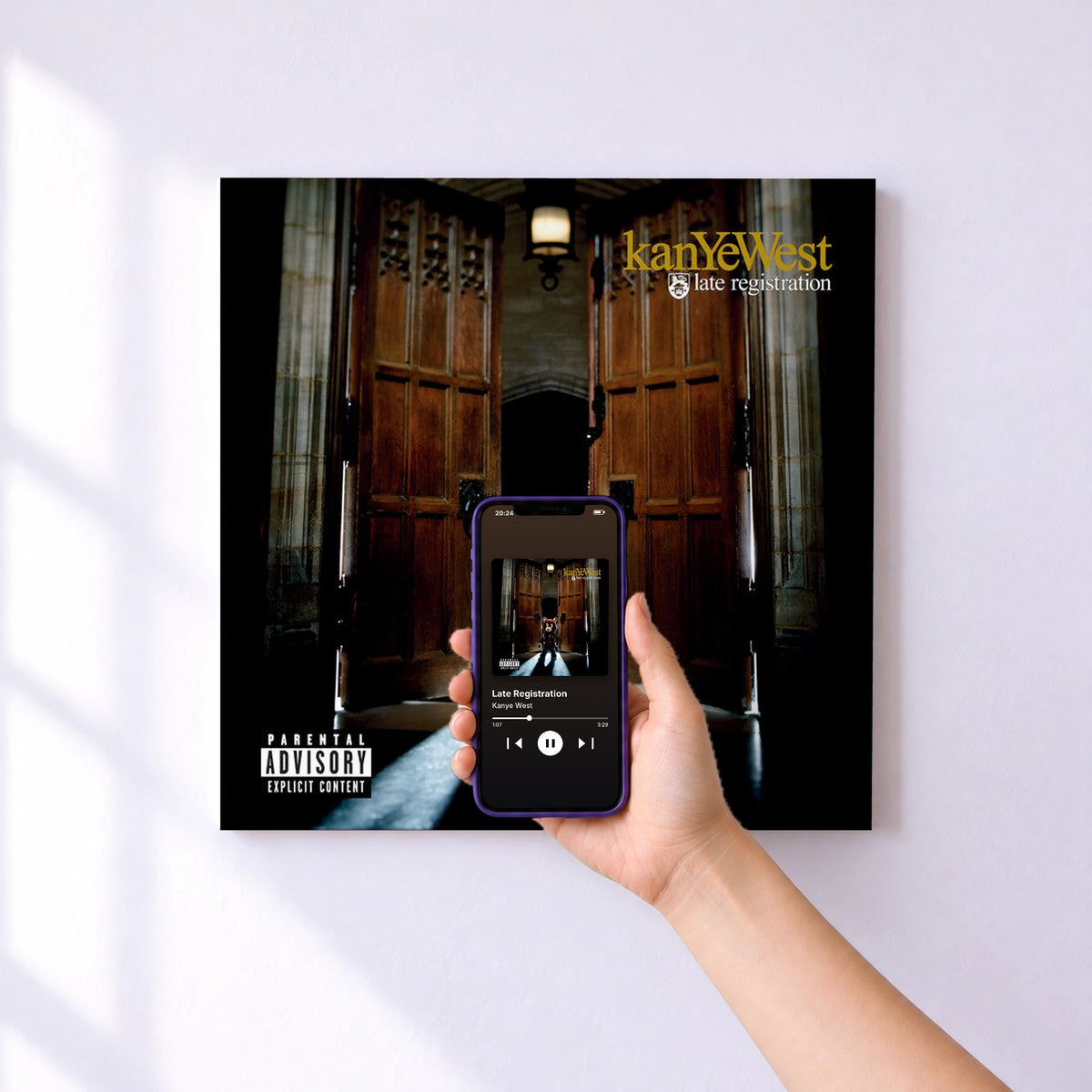 Affiche connectée Late Registration de Kanye West au mur : l'album se lance en approchant le téléphone