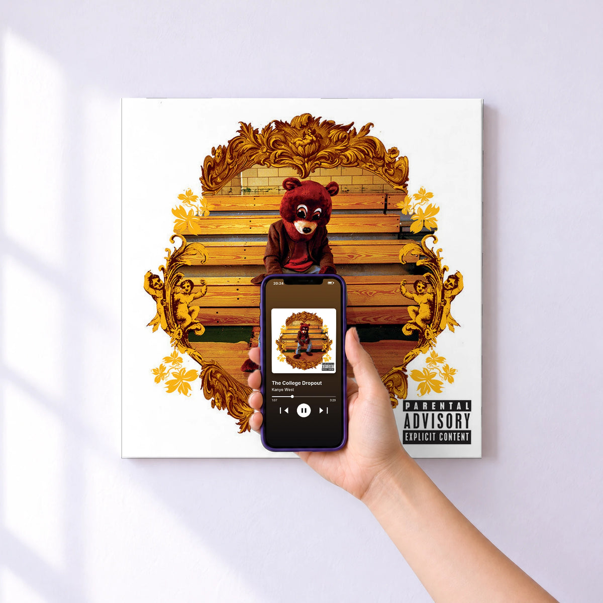 Affiche connectée The College Dropout de Kanye West au mur : l'album se lance en approchant le téléphone