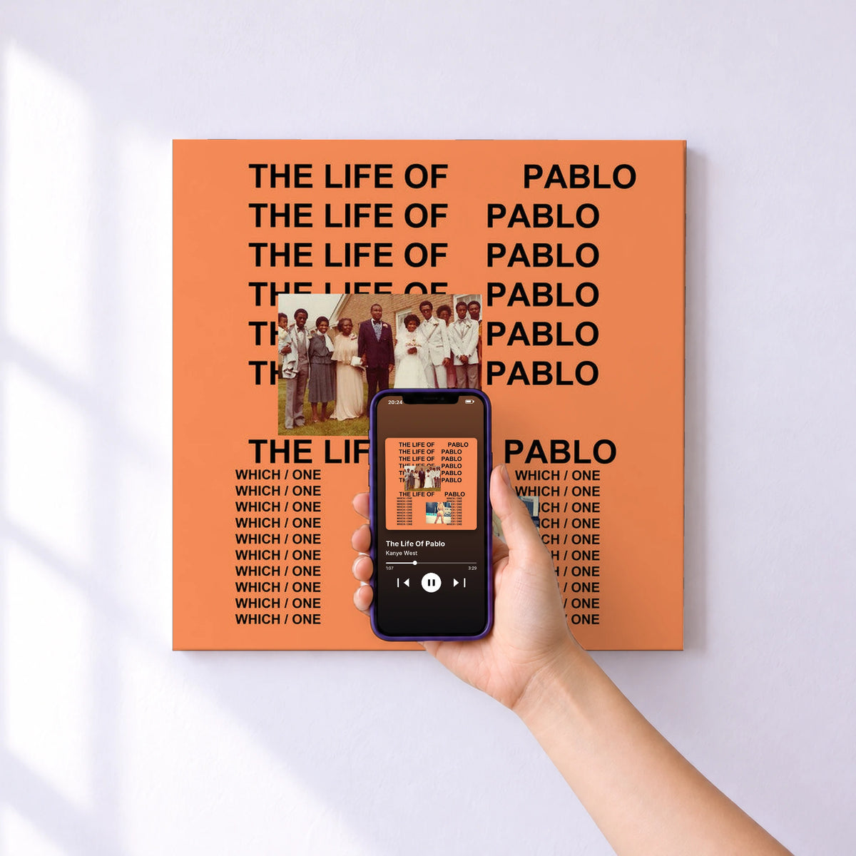 Affiche connectée The Life Of Pablo de Kanye West au mur : l'album se lance en approchant le téléphone