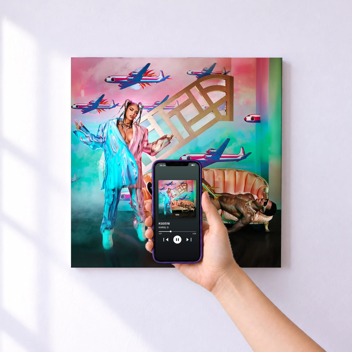 Affiche connectée KG0516 de KAROL G au mur : l'album se lance en approchant le téléphone