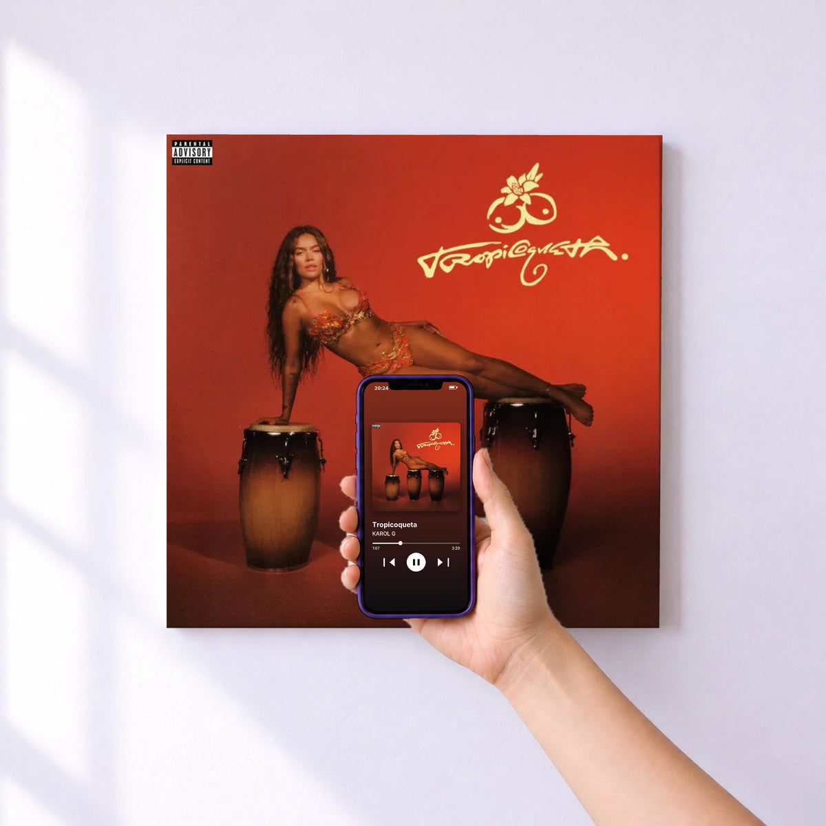 Affiche connectée Tropicoqueta de KAROL G au mur : l'album se lance en approchant le téléphone