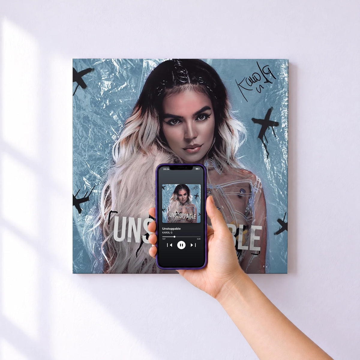 Affiche connectée Unstoppable de KAROL G au mur : l'album se lance en approchant le téléphone