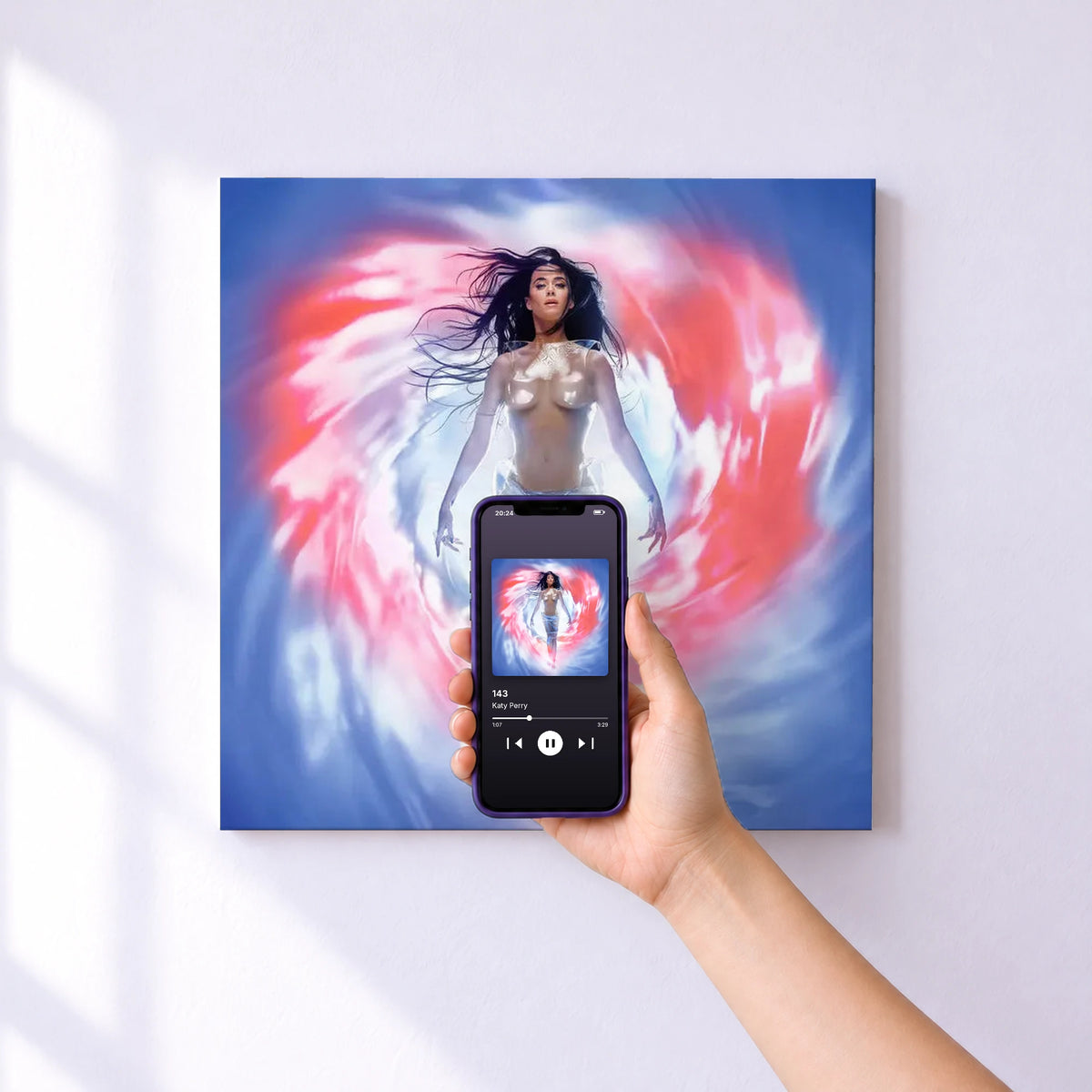 Affiche connectée 143 de Katy Perry au mur : l'album se lance en approchant le téléphone