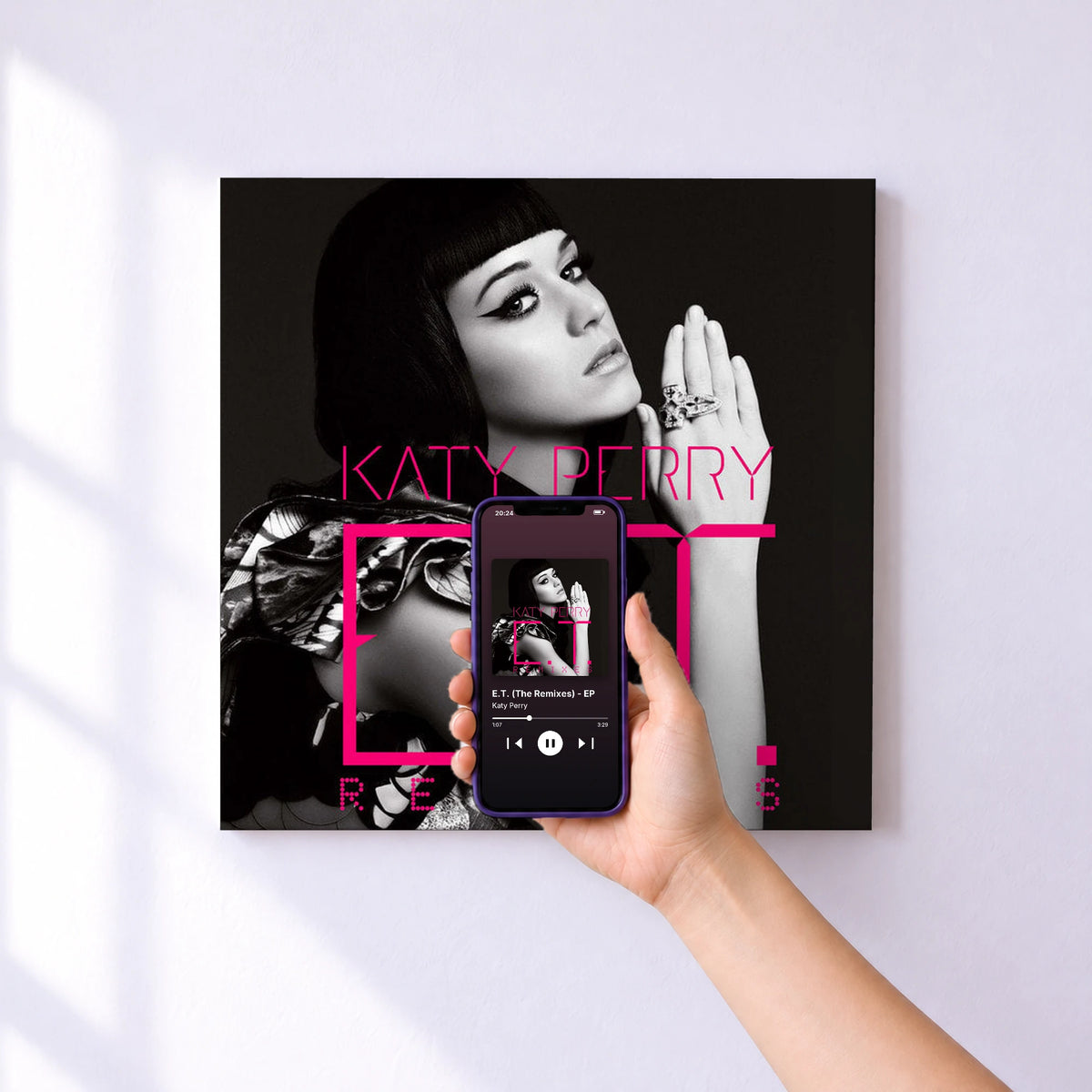Affiche connectée E.T. (The Remixes) - EP de Katy Perry au mur : l'album se lance en approchant le téléphone