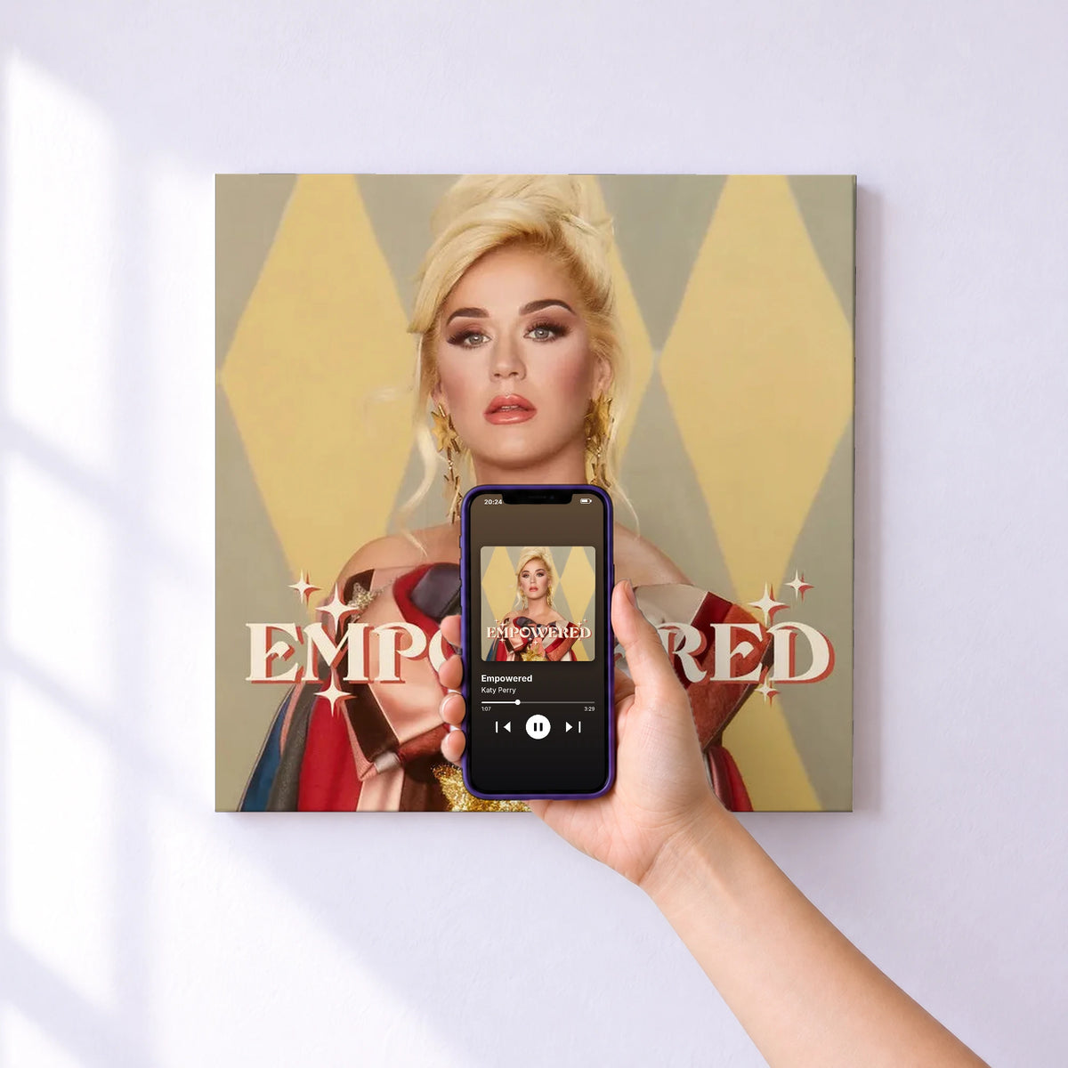 Affiche connectée Empowered de Katy Perry au mur : l'album se lance en approchant le téléphone