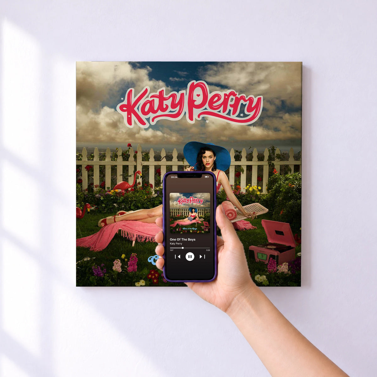 Affiche connectée One Of The Boys de Katy Perry au mur : l'album se lance en approchant le téléphone