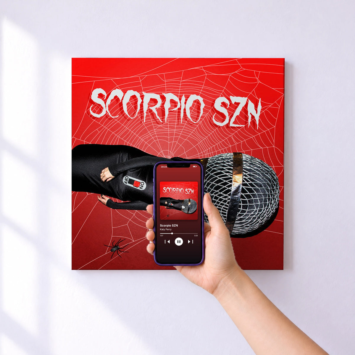 Affiche connectée Scorpio SZN de Katy Perry au mur : l'album se lance en approchant le téléphone