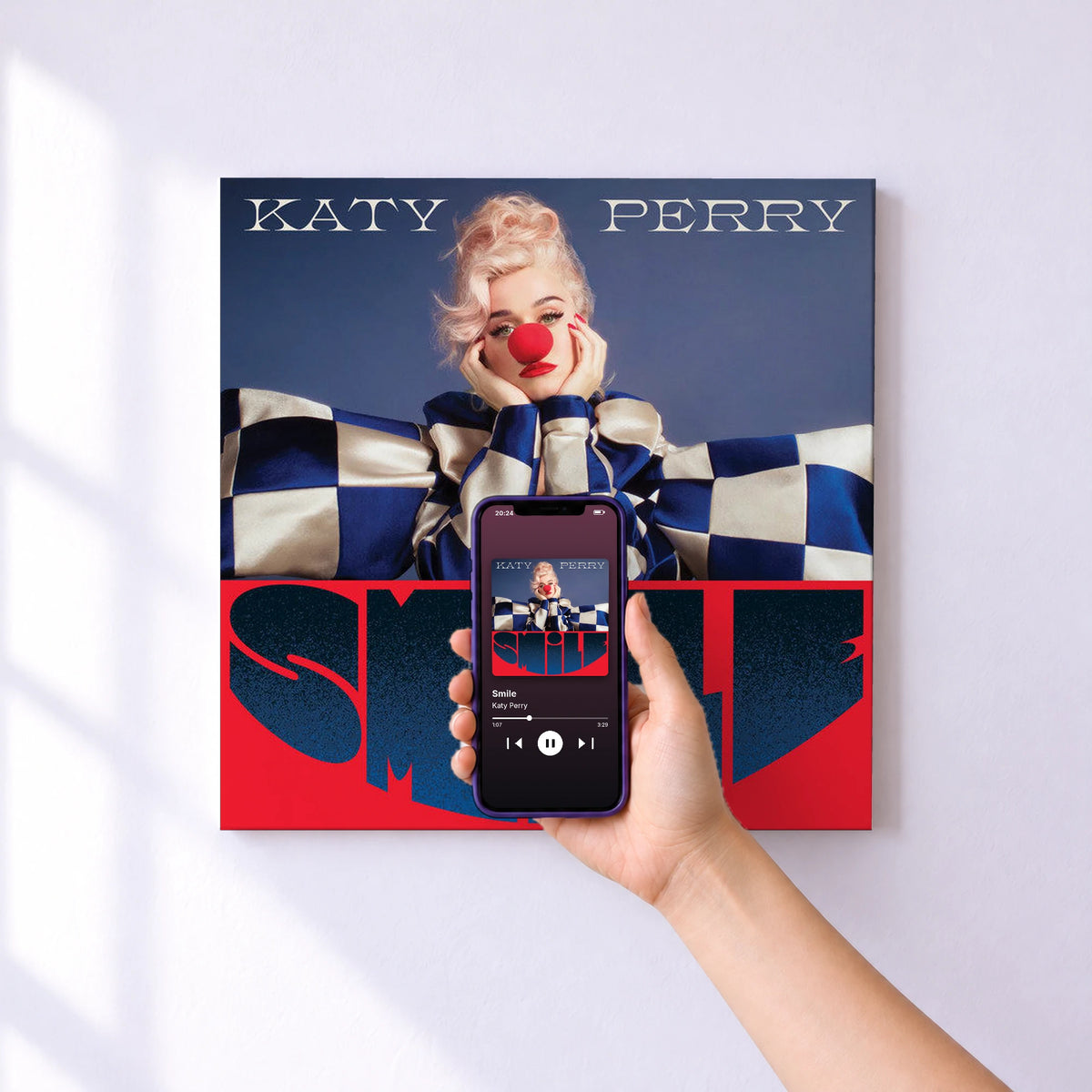 Affiche connectée Smile de Katy Perry au mur : l'album se lance en approchant le téléphone