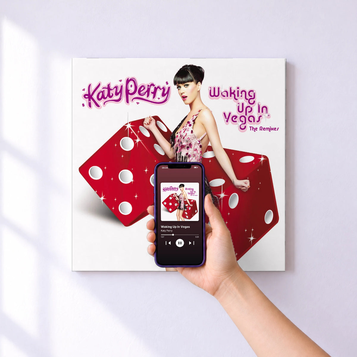 Affiche connectée Waking Up In Vegas de Katy Perry au mur : l'album se lance en approchant le téléphone