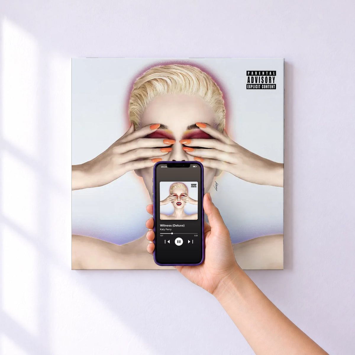 Affiche connectée Witness (Deluxe) de Katy Perry au mur : l'album se lance en approchant le téléphone