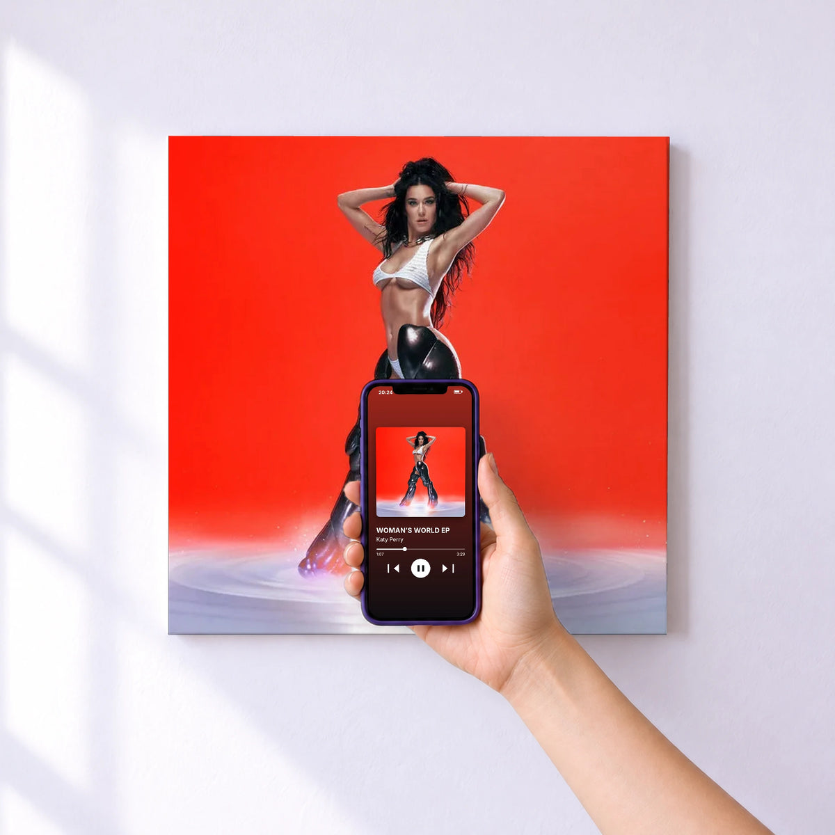 Affiche connectée WOMAN’S WORLD EP de Katy Perry au mur : l'album se lance en approchant le téléphone