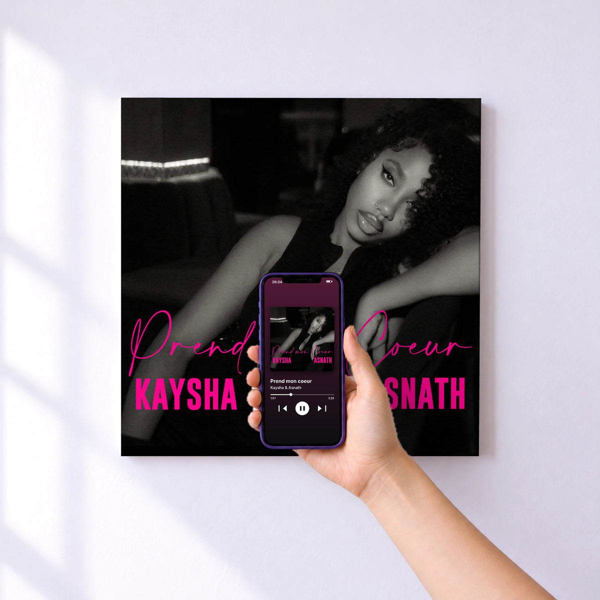 Affiche connectée Prend mon coeur de Kaysha & Asnath au mur : l'album se lance en approchant le téléphone