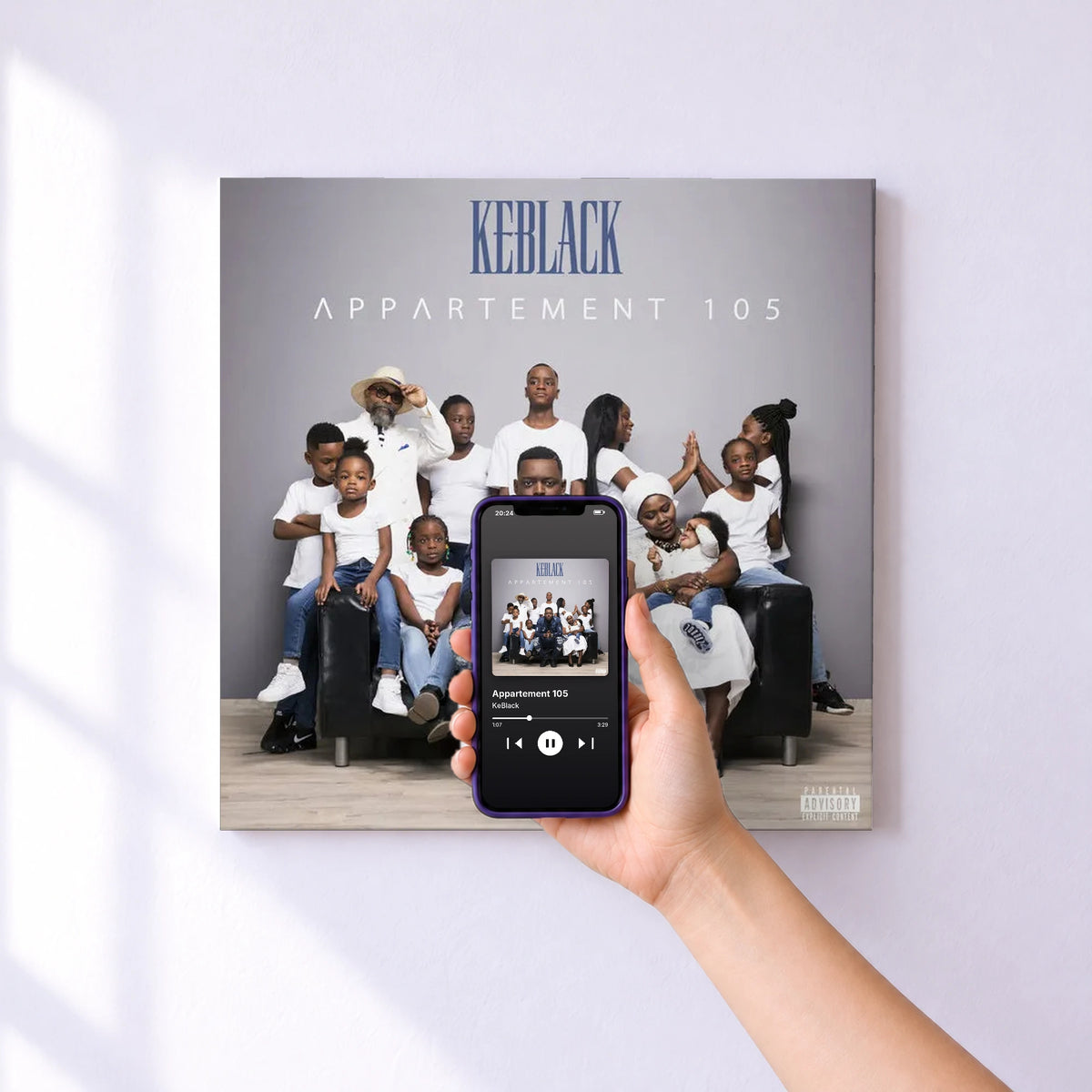 Affiche connectée Appartement 105 de KeBlack au mur : l'album se lance en approchant le téléphone