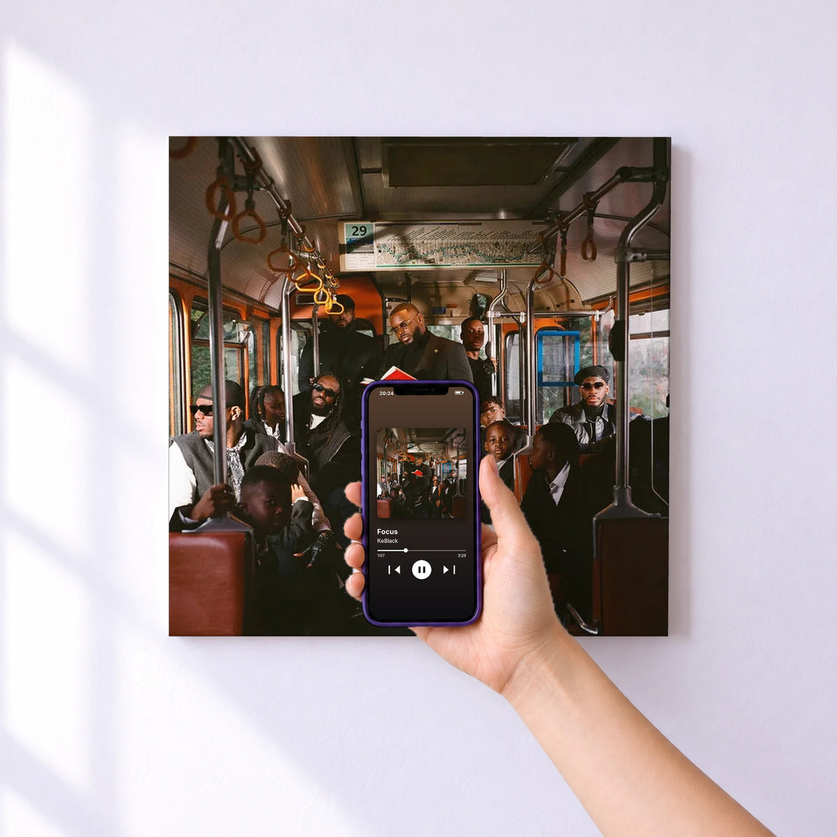 Affiche connectée Focus de KeBlack au mur : l'album se lance en approchant le téléphone