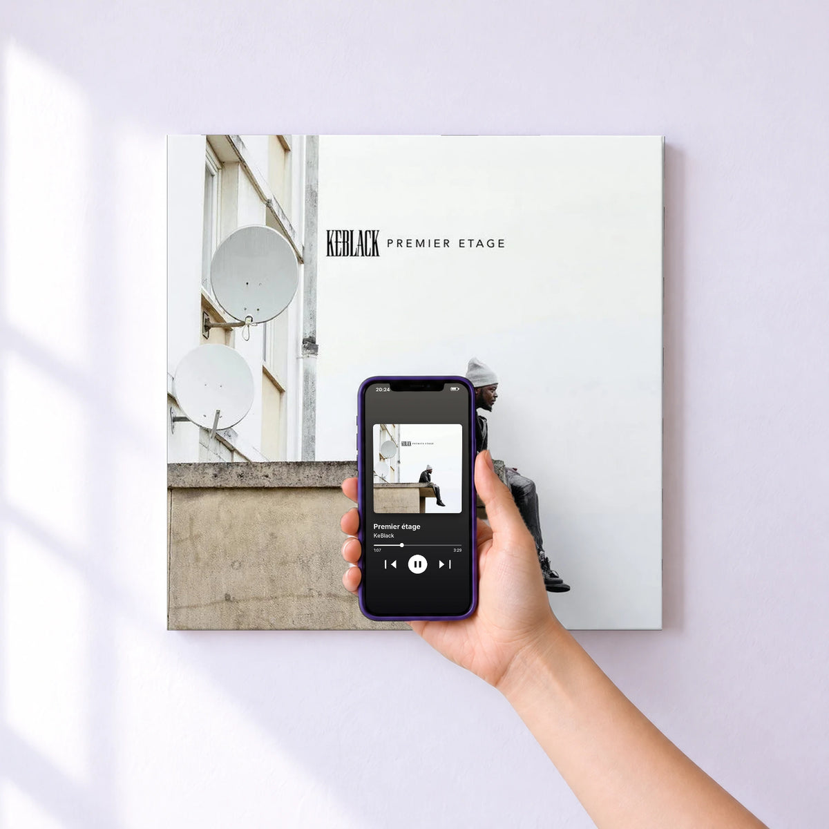 Affiche connectée Premier étage de KeBlack au mur : l'album se lance en approchant le téléphone