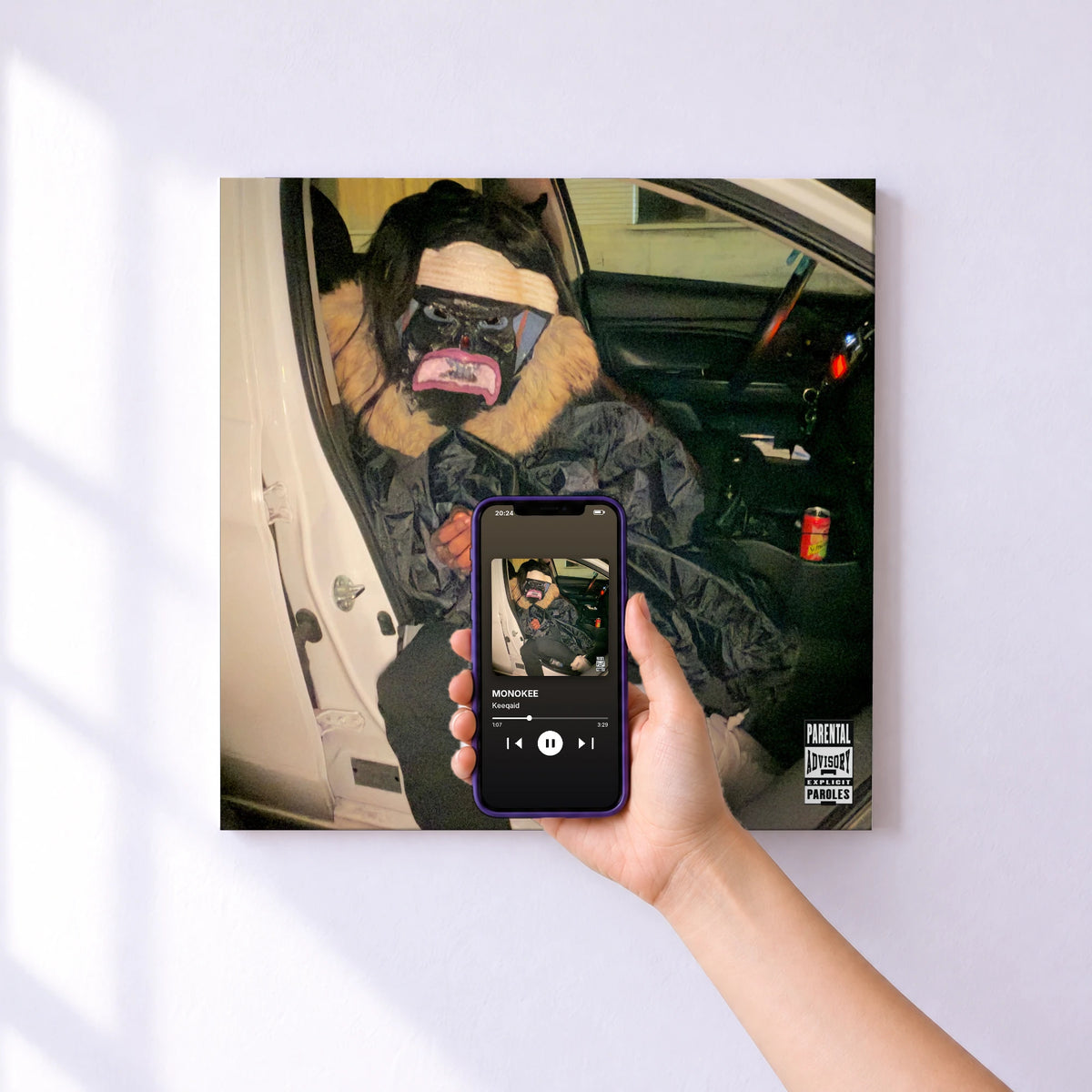 Affiche connectée MONOKEE de Keeqaid au mur : l'album se lance en approchant le téléphone