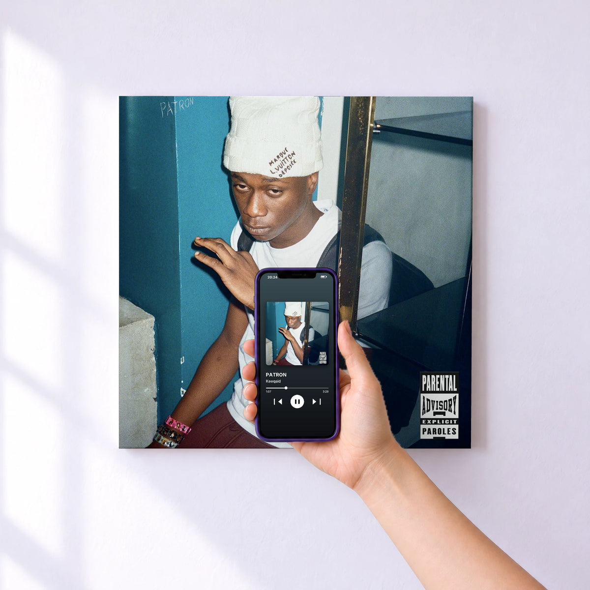 Affiche connectée PATRON de Keeqaid au mur : l'album se lance en approchant le téléphone