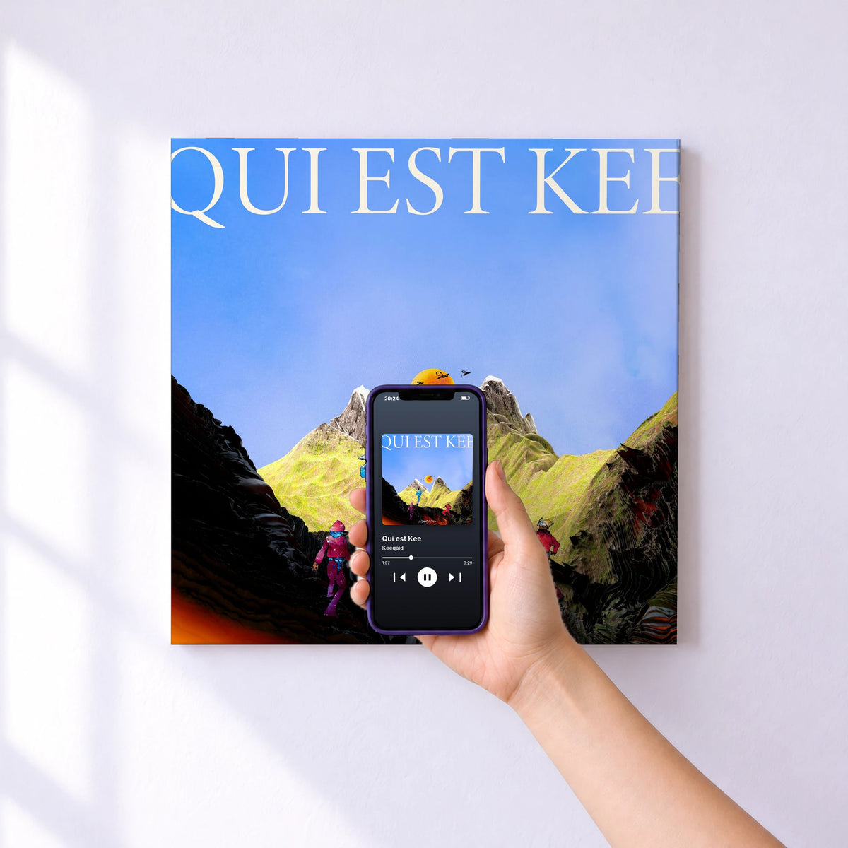 Affiche connectée Qui est Kee de Keeqaid au mur : l'album se lance en approchant le téléphone