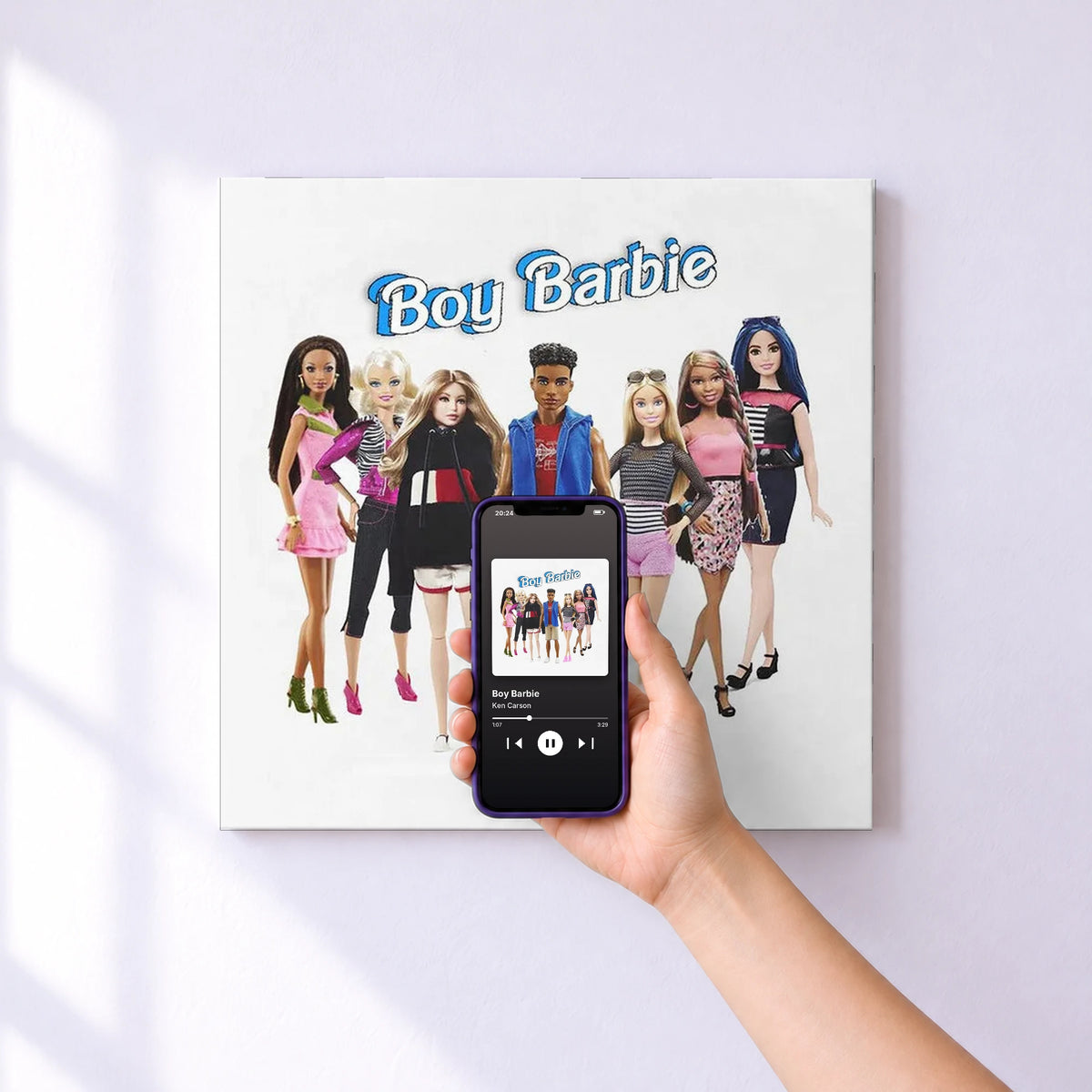 Affiche connectée Boy Barbie de Ken Carson au mur : l'album se lance en approchant le téléphone