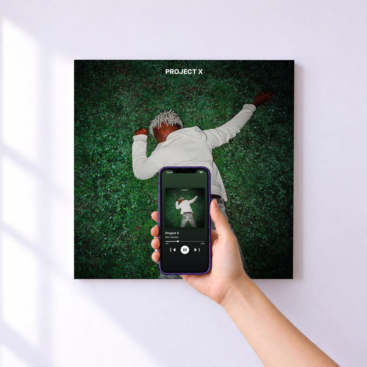 Affiche connectée Project X de Ken Carson au mur : l'album se lance en approchant le téléphone