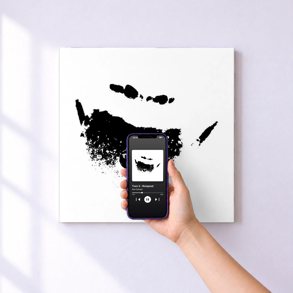 Affiche connectée Teen X : Relapsed de Ken Carson au mur : l'album se lance en approchant le téléphone