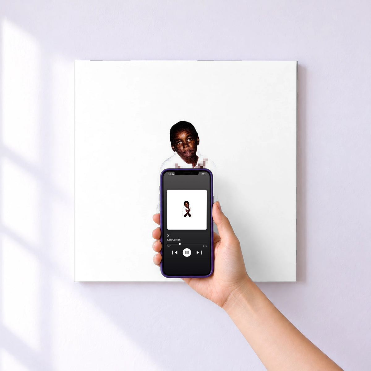Affiche connectée X de Ken Carson au mur : l'album se lance en approchant le téléphone