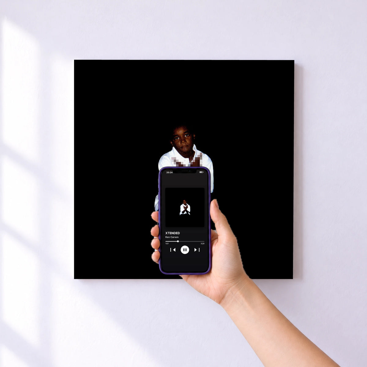 Affiche connectée XTENDED de Ken Carson au mur : l'album se lance en approchant le téléphone