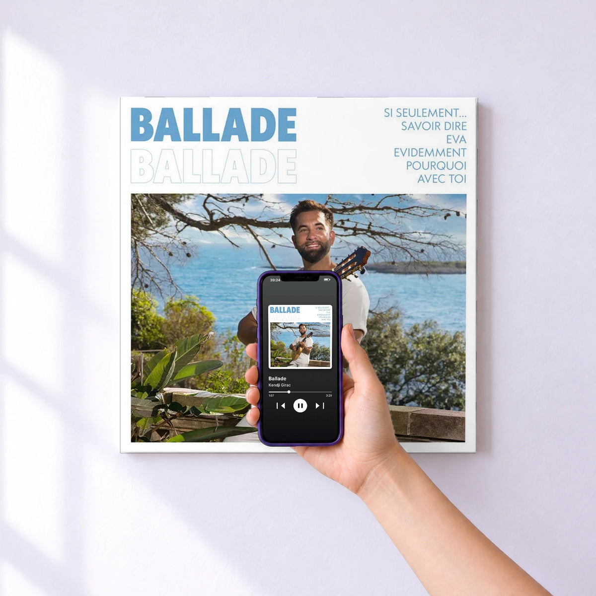 Affiche connectée Ballade de Kendji Girac au mur : l'album se lance en approchant le téléphone