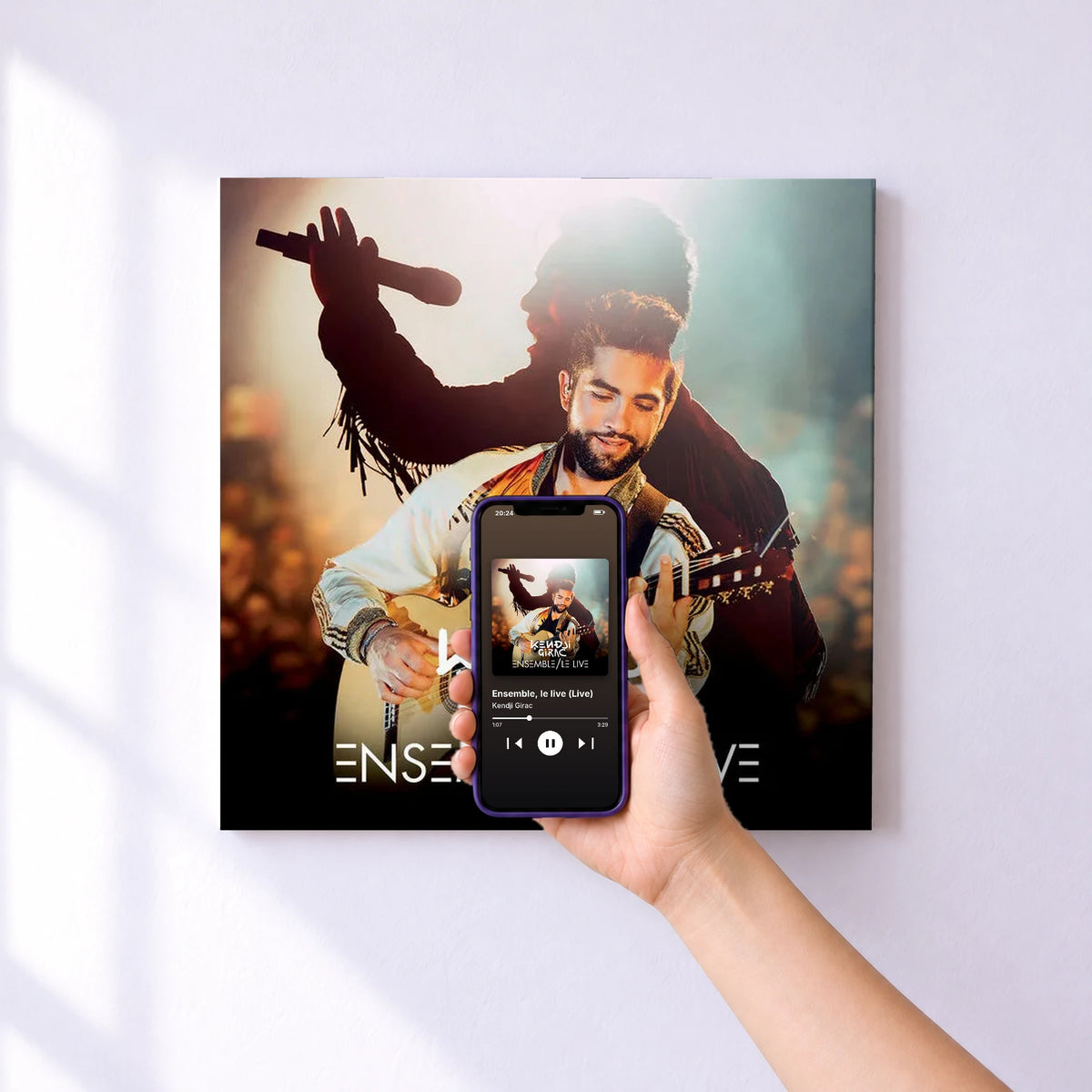 Affiche connectée Ensemble, le live (Live) de Kendji Girac au mur : l'album se lance en approchant le téléphone