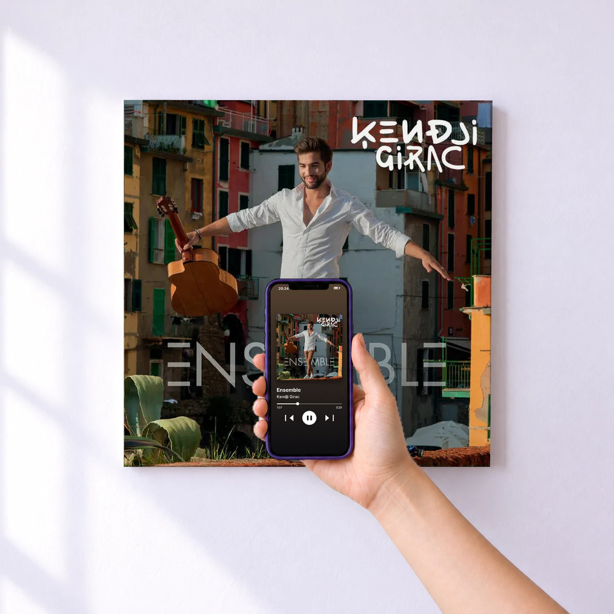 Affiche connectée Ensemble de Kendji Girac au mur : l'album se lance en approchant le téléphone