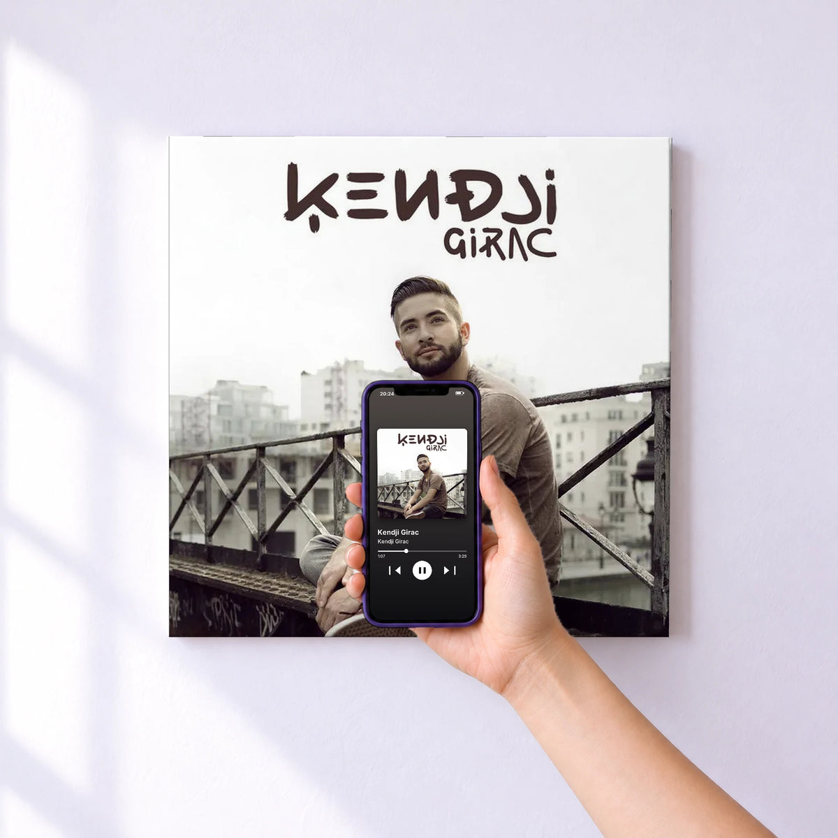 Affiche connectée Kendji Girac de Kendji Girac au mur : l'album se lance en approchant le téléphone