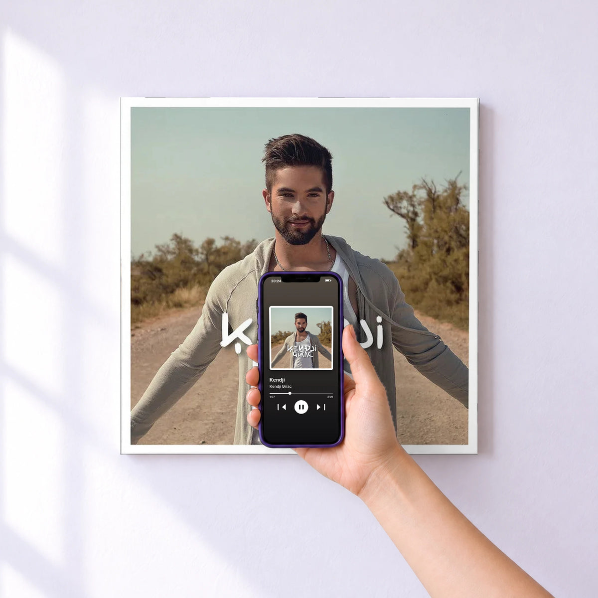 Affiche connectée Kendji de Kendji Girac au mur : l'album se lance en approchant le téléphone