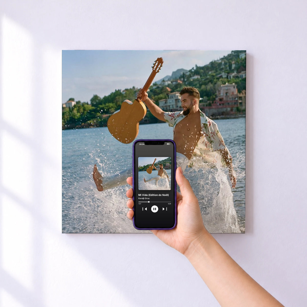 Affiche connectée Mi Vida (Edition de Noël) de Kendji Girac au mur : l'album se lance en approchant le téléphone
