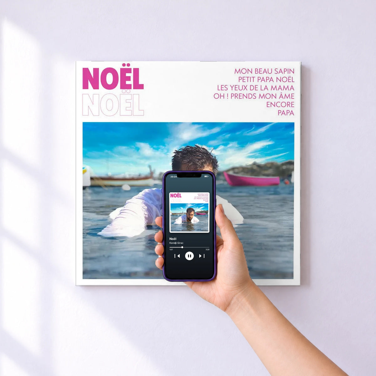 Affiche connectée Noël de Kendji Girac au mur : l'album se lance en approchant le téléphone