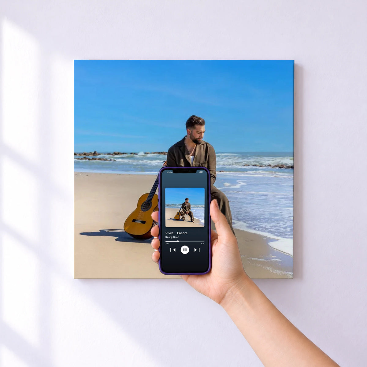 Affiche connectée Vivre... Encore de Kendji Girac au mur : l'album se lance en approchant le téléphone