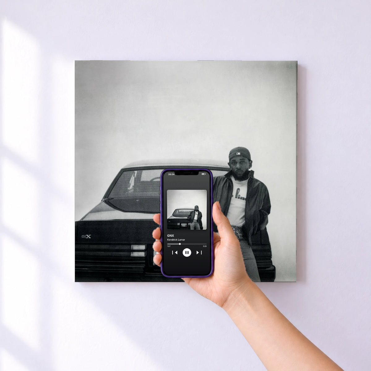 Affiche connectée GNX de Kendrick Lamar au mur : l'album se lance en approchant le téléphone