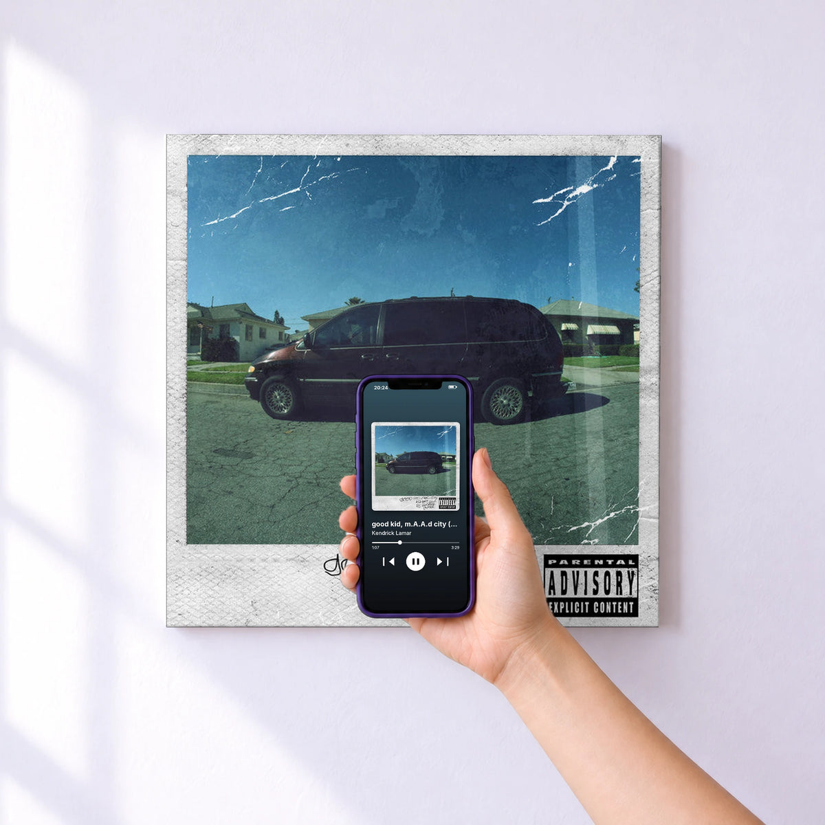 Affiche connectée good kid, m.A.A.d city (Deluxe) de Kendrick Lamar au mur : l'album se lance en approchant le téléphone