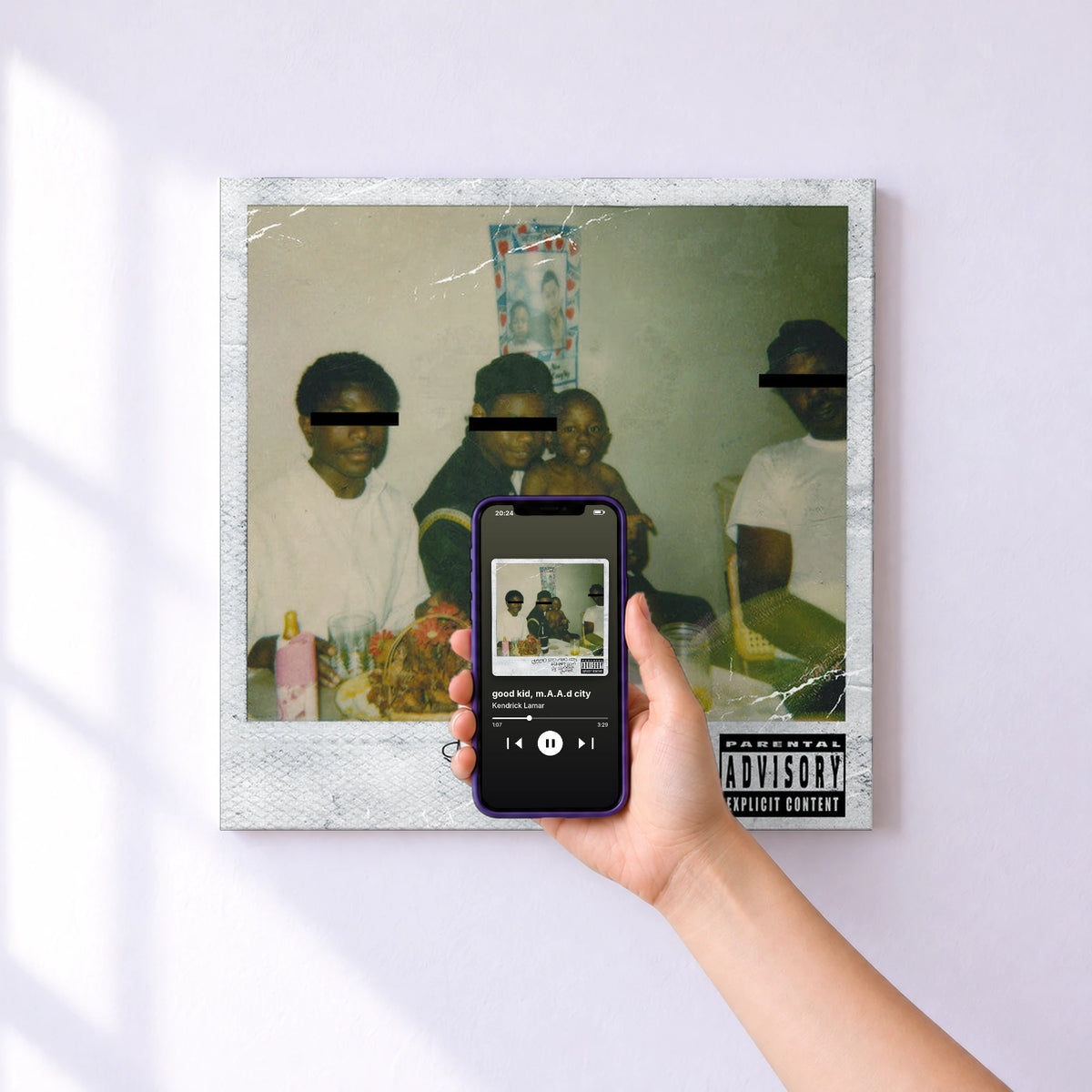 Affiche connectée good kid, m.A.A.d city de Kendrick Lamar au mur : l'album se lance en approchant le téléphone