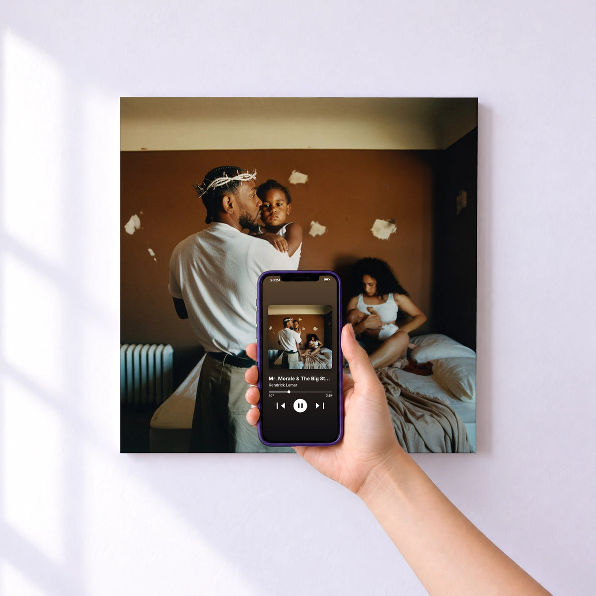 Affiche connectée Mr. Morale & The Big Steppers de Kendrick Lamar au mur : l'album se lance en approchant le téléphone