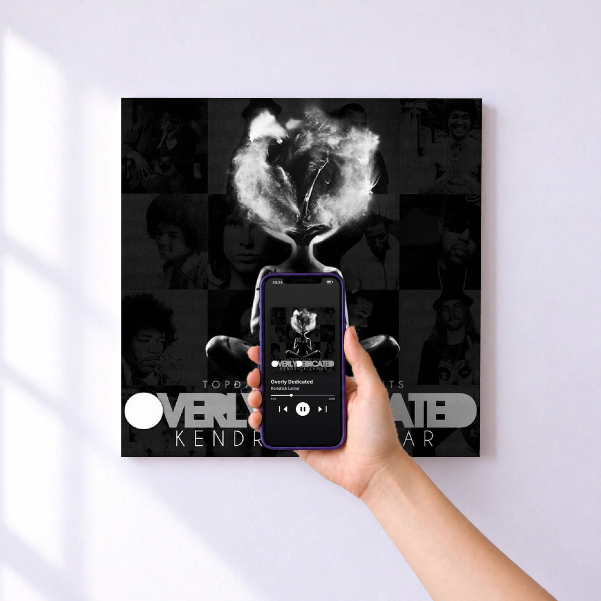 Affiche connectée Overly Dedicated de Kendrick Lamar au mur : l'album se lance en approchant le téléphone