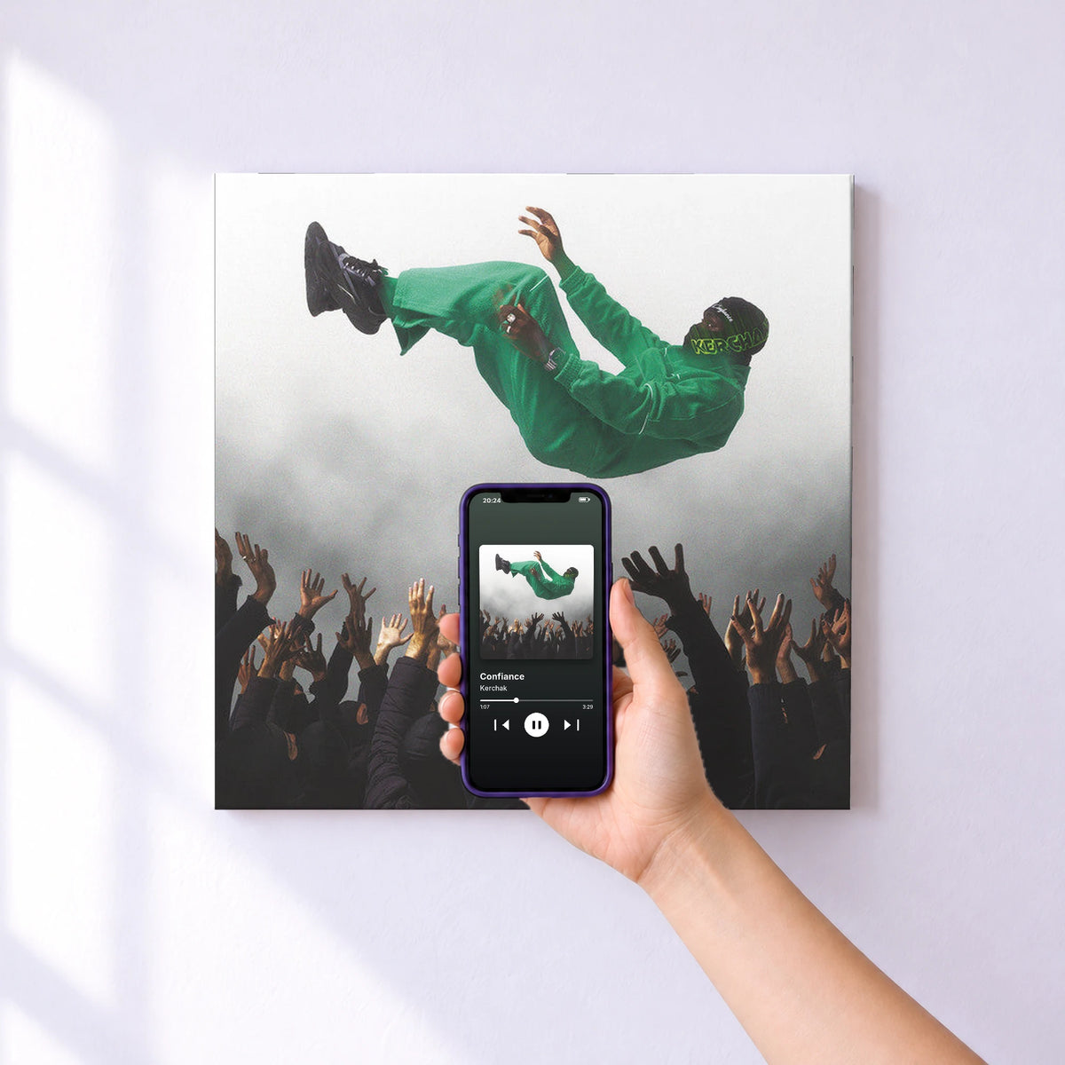 Affiche connectée Confiance de Kerchak au mur : l'album se lance en approchant le téléphone